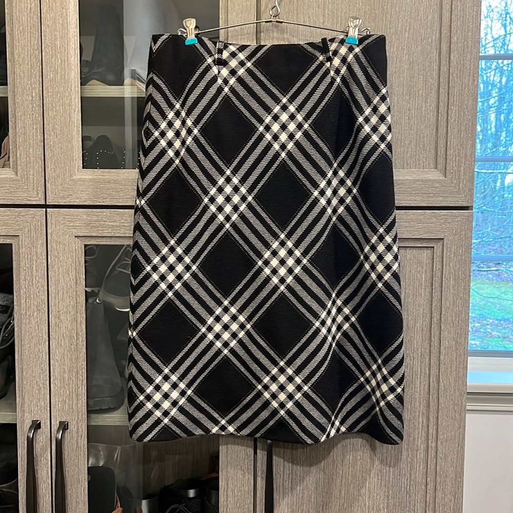 100% wool, size 8, Jones NY, fully lined, knee length skirt